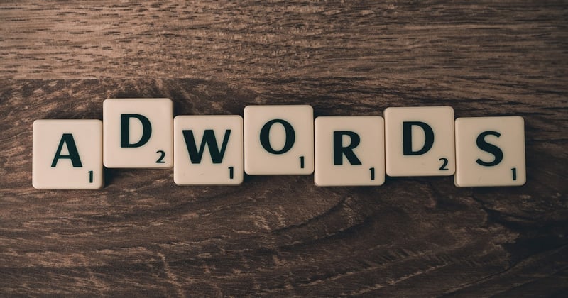 Répondre à un avis Google : 15 modèles prêts à l'emploi pour les avis positifs, négatifs et inappropriés